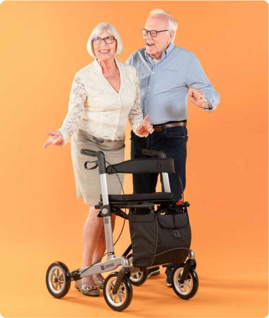 Eine lachende Frau mit Kopfhörern rennt durch einen Wald.