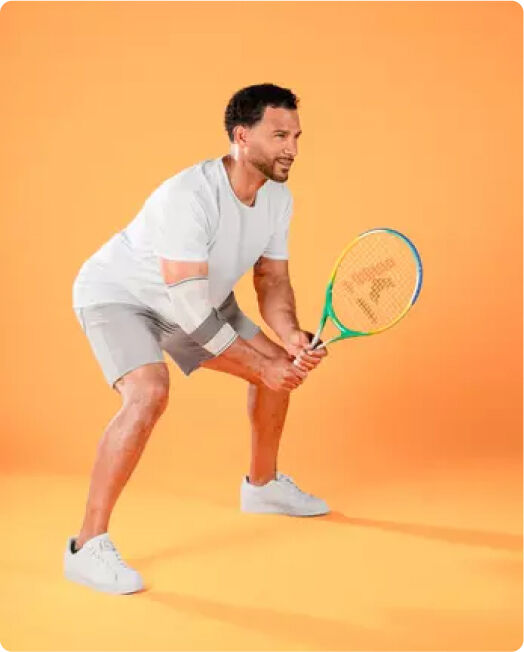 Eine lachende Frau mit Kopfhörern rennt durch einen Wald.